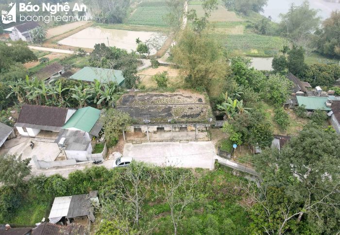 Cách chợ Giăng chỉ tầm vài trăm mét, trên ngọn đồi thấp ven Quốc lộ 46C thuộc xóm Liên Trường, xã Thanh Liên tồn tại một ngôi nhà khá đặc biệt, người dân địa phương thường gọi là nhà Tây. Sở dĩ gọi là nhà Tây vì đây là ngôi nhà do một người Pháp tên là Savange từng "làm thuế vụ ở vùng Thanh Chương" xây tặng cho vợ là bà Nguyễn Thị Đức, con cụ Nguyễn Văn Đưởm (Hàn Đưởm), người địa phương. Ảnh: Huy Thư