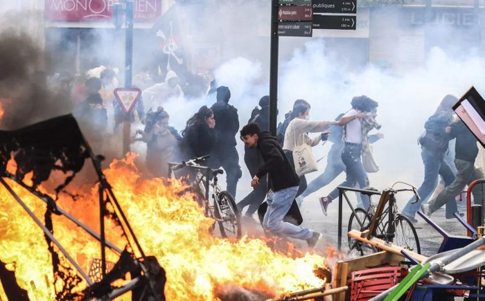 Tình trạng hỗn loạn khi đường phố ở Toulouse ngập trong khói từ hơi cay và các đám cháy, ngày 23/3/2023. Ảnh: Getty Images