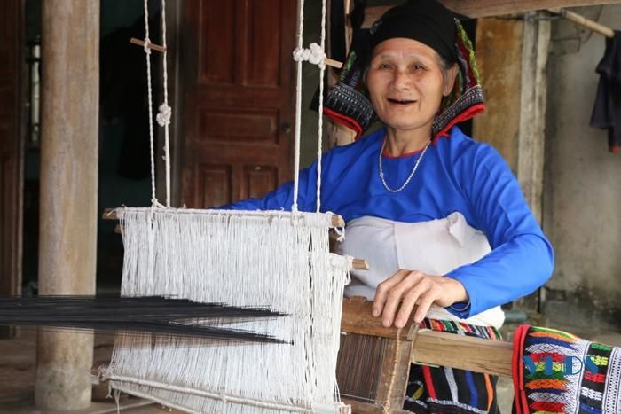 Gần 60 năm qua bà Vi Thị Giáo chưa ngơi nghỉ công việc dệt thổ cẩm.