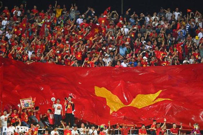 Là cờ Việt Nam khi nào được tung bay tại sân chơi World Cup?