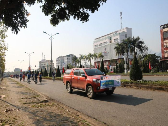 Đoàn xe cổ động diễu hành trên đường