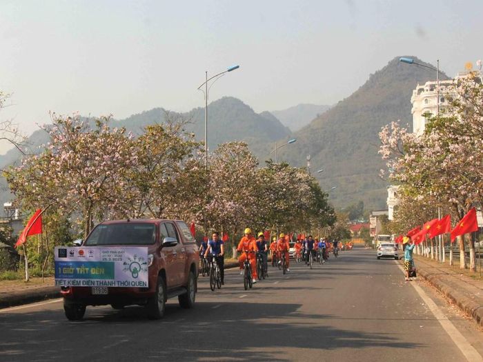 Đoàn diễu hành qua cung đường đậm sắc hoa ban