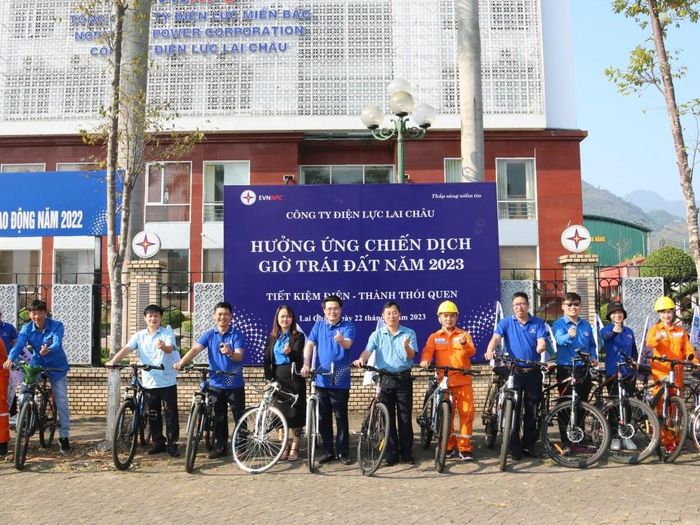 Đoàn chụp ảnh lưu niệm trước khi xuất phát