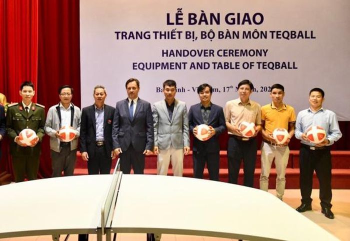 Ông Tibor Baloghdi, Đại sứ đặc mệnh toàn quyền Hungary tại Việt Nam – đại diện Liên đoàn Teqball Quốc tế (FITEQ) trao tặng thiết bị môn Teqball cho một số đơn vị, địa phương.