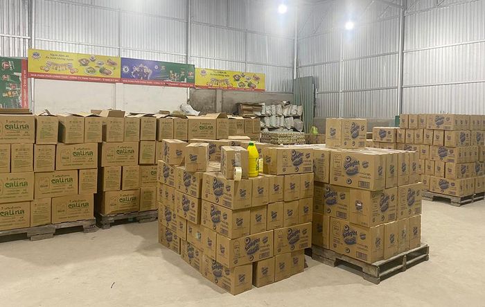 Lực lượng chức năng kiểm tra các cơ sở.