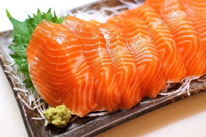 Cá hồi giàu acid béo giúp giảm chứng đau nửa đầu.