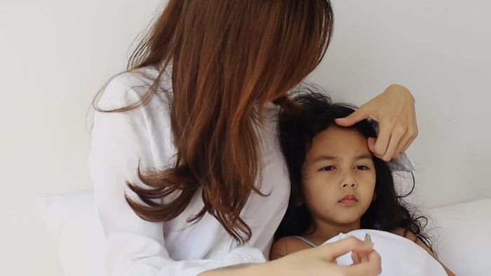  Nhiều trẻ rất khó hạ sốt. Ảnh: Vecteezy. 