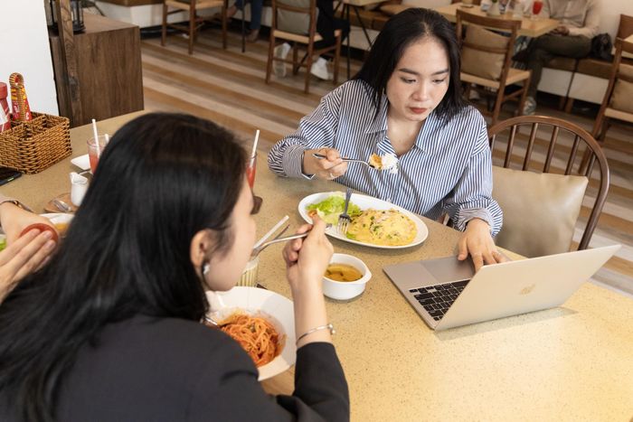  Thực tế, lương bổng không hẳn là lý do chính để giữ chân nhân sự. Ảnh minh họa: Phương Lâm.