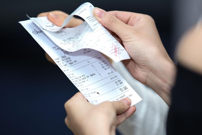  Liệt kê các khoản chi tiêu, sinh hoạt phí là điều cần làm khi người trẻ hoạch định tài chính cá nhân. Ảnh minh họa: Phương Lâm.