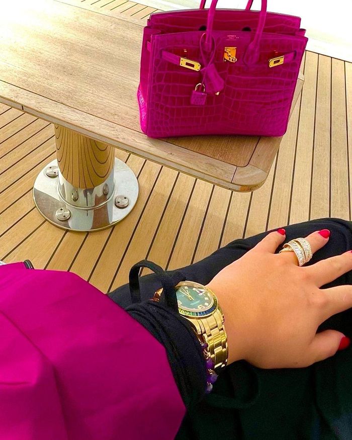 Trong khoảnh khắc tạo dáng trên du thuyền, Georgina đeo Rolex Datejust Pearlmaster. Mẫu đồng hồ mặt số màu xanh lá cây với 48 viên ngọc bích cắt dáng baguette đính trên vòng bezel. Số 9 và 6 trên mặt số được làm bằng kim cương. Kích thước mặt số của thiết bị xem giờ là 39 mm, chống nước 100 m. Chiếc đồng hồ hiện có giá hơn 76.000 USD trên trang Chrono24. Ảnh: georginagio.