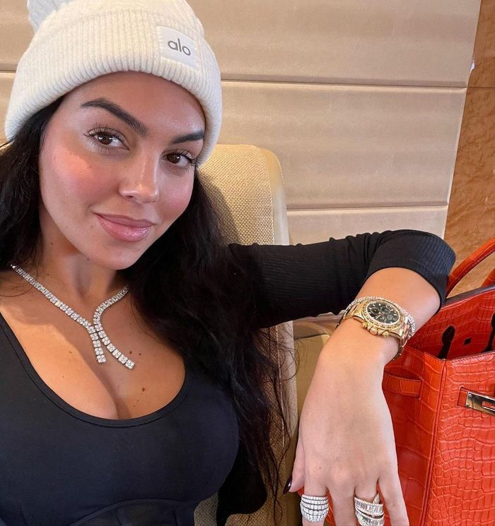Trong lần đồng hành cùng Ronaldo đến Saudi Arabia, Georgina Rodriguez đeo mẫu Rolex Daytona mặt số màu xanh lá. Thiết bị có lớp vỏ làm từ vàng 18K. Giá bán lẻ của mẫu đồng hồ là 38.700 USD. Sản phẩm của Rolex được bán lại với giá 72.000 USD trên trang Chrono24. Ảnh: georginagio.