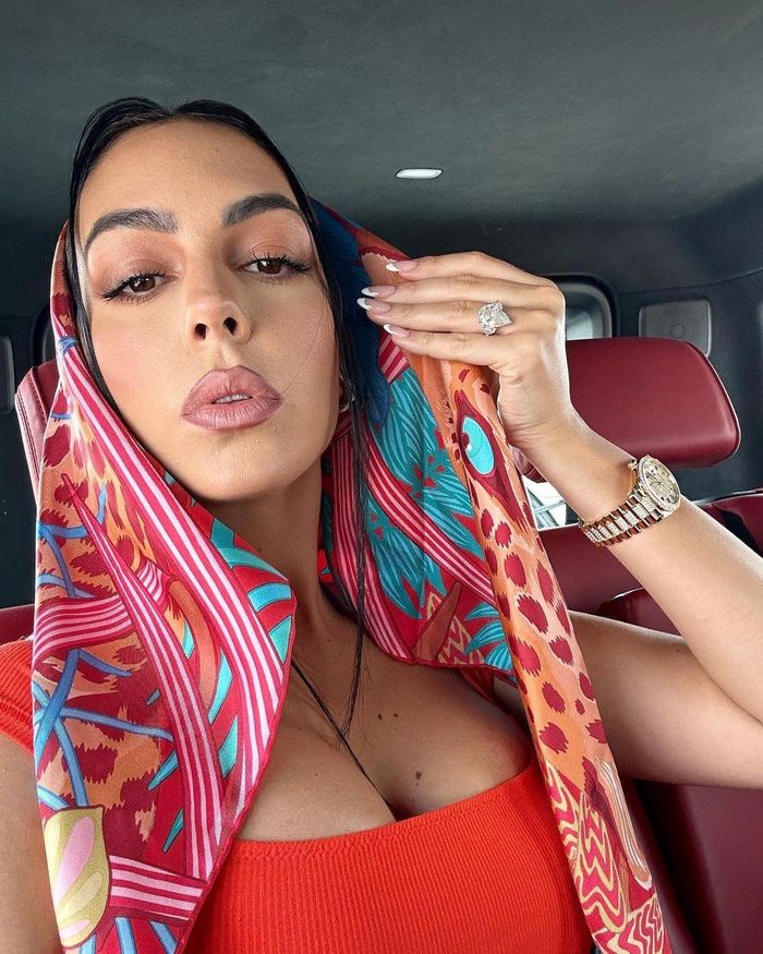 Tại buổi chụp hình ở Saudi Arabia, Georgina Rodriguez đeo mẫu đồng hồ lấp lánh từ Rolex. Bạn gái Ronaldo sở hữu nhiều thiết bị xem giờ đính kim cương, có giá trị đắt đỏ. Rolex Day-Date 'Rainbow' 128348RBR là mẫu nổi bật trong số đó. Chiếc đồng hồ làm từ vàng hồng 18K, đính kim cương và ngọc bích. Ảnh: georginagio.