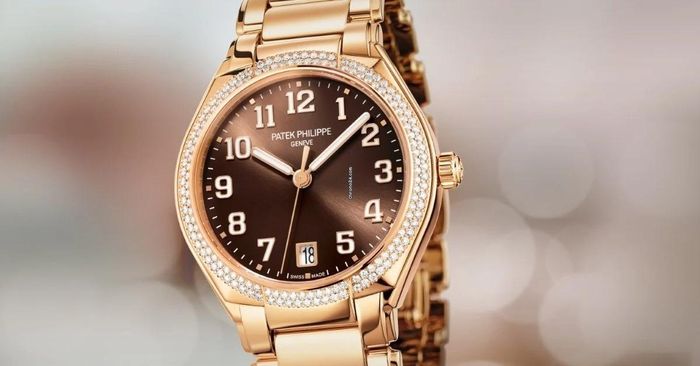 Patek Philippe Twenty~4 là một trong những mẫu đồng hồ cho nữ bán chạy nhất. Thiết kế nhỏ gọn giúp thiết bị nhìn giống mẫu vòng tay. Ngoài ra, mặt kính sapphire ở phía sau giúp người dùng nhìn thấy bộ máy calibre 324 SC. Trên trang Chrono24, mẫu đồng hồ có giá dao động từ 44.000 đến 48.000 USD. Ảnh: Chrono24.