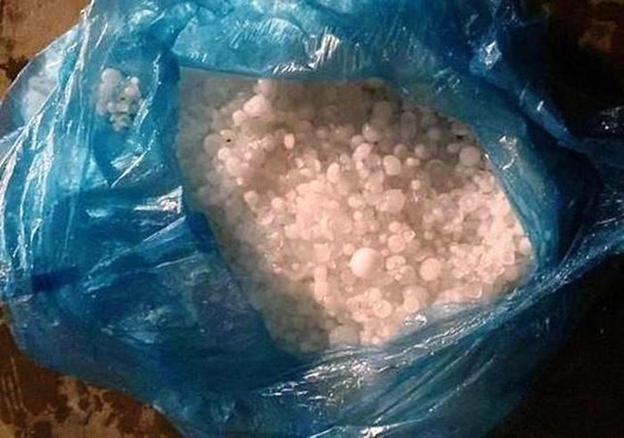 Hạt mưa đá được gom lại trong các túi. Ảnh: CTV.
