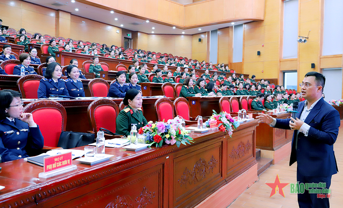 Giảng viên của Học viện Phụ nữ Việt Nam giới thiệu chuyên đề “Kỹ năng nắm tình hình tư tưởng, tâm lý hội viên”. 
