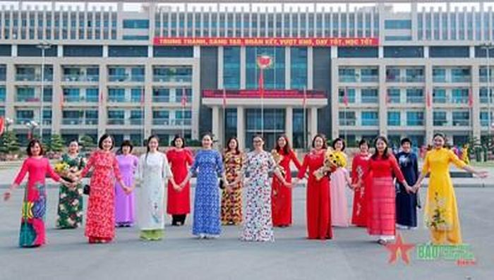 Các học viên hưởng ứng “Tuần lễ áo dài di sản Việt Nam”. 