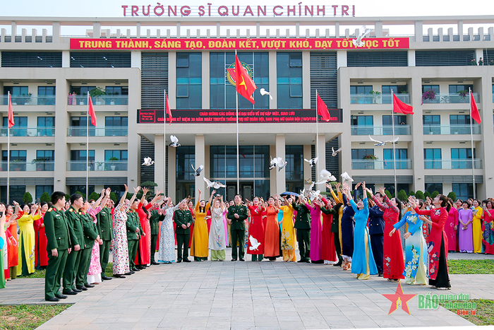Thả chim bồ câu với chủ đề “Phụ nữ Quân đội khát vọng phát triển và tỏa sáng”. 