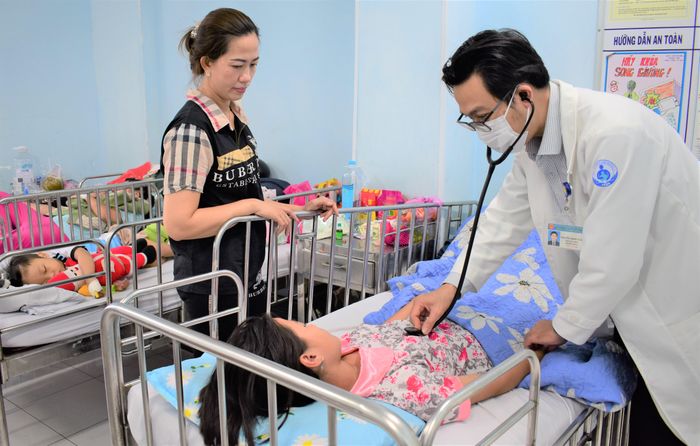 TS-BS Nguyễn Minh Tuấn, Trưởng Khoa SXH - Huyết học, BV Nhi đồng 1 (TPHCM) thăm khám cho bệnh nhi