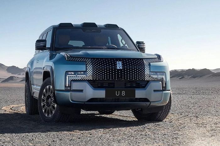 Mẫu SUV hạng sang này cũng có thể tiếp tục chạy ở vận tốc 120 km/h ngay cả khi bị thủng lốp. Theo dự đoán của giới báo chí, YangWang U8 sẽ có giá ít nhất 1 triệu Nhân dân tệ (khoảng 3,4 tỷ đồng) ở thị trường Trung Quốc.