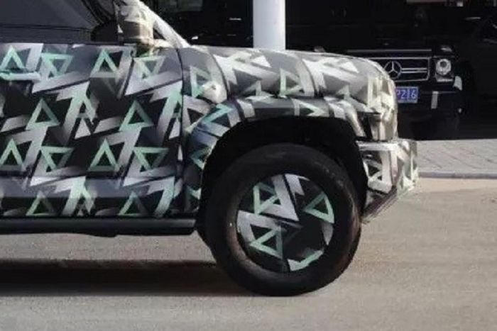 Theo hãng, xe BYD SF hoàn toàn mới sẽ được phát triển dựa trên khung gầm hình thang với chiều dài xấp xỉ 5.000 mm và chiều dài cơ sở 2.850 mm. Như vậy, mẫu ô tô Trung Quốc này có chiều dài cơ sở đúng bằng Toyota Land Cruiser 300. Bên ngoài, mẫu SUV việt dã mới của BYD được trang bị đèn pha LED và lưới tản nhiệt cỡ lớn trên đầu xe.