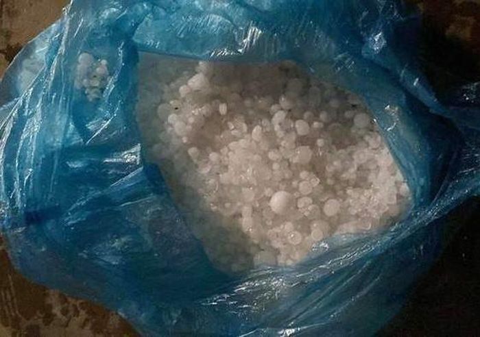 Người dân nhặt các hạt đá bỏ vào trong nhiều bao (Ảnh: người dân cung cấp).