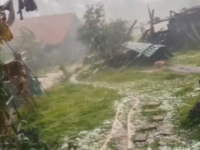 Mưa đá kèm gió lớn tại xã Hương Phong, huyện A Lưới.