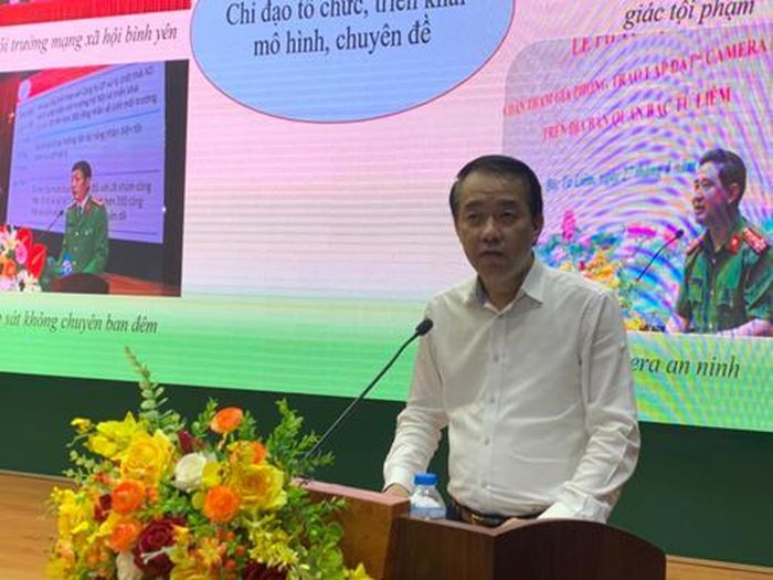 Ông Lưu Ngọc Hà - Phó Bí thư Quận ủy, Chủ tịch UBND quận Bắc Từ Liêm trình bày báo cáo tóm tắt tại hội nghị. 