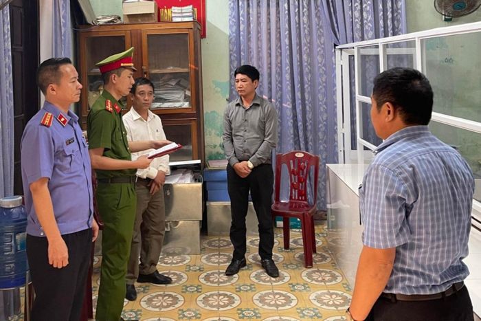Công an thị xã Ba Đồn tống đạt quyết định khởi tố đối với Phạm Văn Tuyến. Ảnh: Công an cung cấp