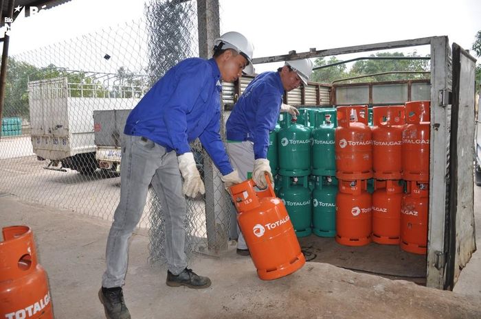 Thời gian qua, thị trường khí đốt liên tục biến động. Trong ảnh: Vận chuyển gas tại 1 đại lý khí đốt tại thành phố Vinh. Ảnh: Việt Phương