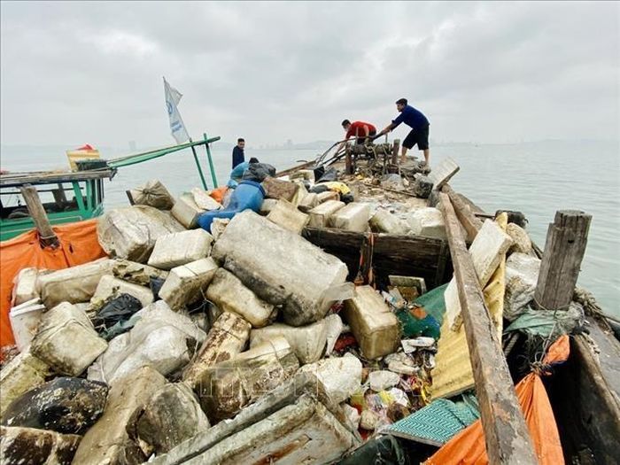 Các loại rác từ hoạt động nuôi trồng thủy sản trên Vịnh Hạ Long được thu gom. Ảnh: TTVN phát