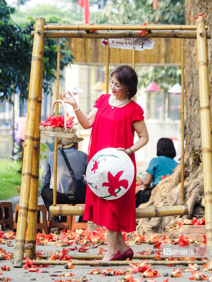 Hoa gạo thường nở trong tháng 3, thời gian tuy không quá dài những cũng đủ làm cho nhiều người mê mẩn.