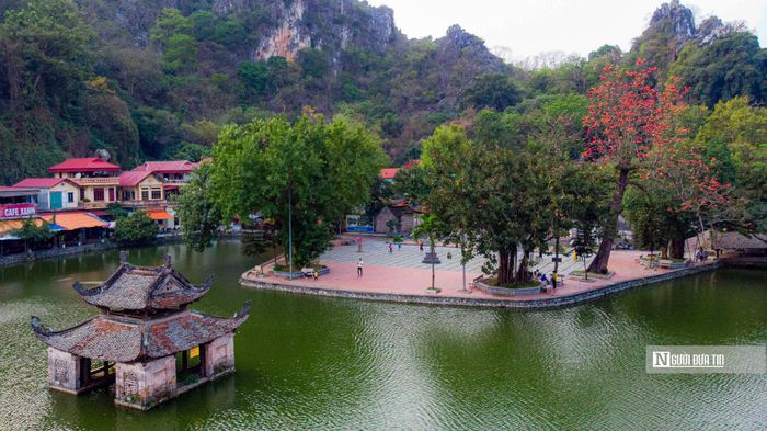 Sắc đỏ rực rỡ của hoa gạo nổi bật trên nền mái ngôi chùa cổ kính thu hút mọi ánh nhìn của người dân và khách thăm quan.