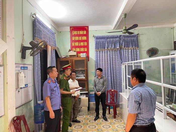 Cơ quan chức năng tống đạt quyết định khởi tố đối với Phạm Văn Tuyến (ảnh: Trần Tuấn).