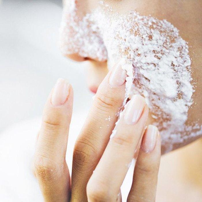 Baking soda là nguyên liệu thông dụng được dùng để trị mụn đầu đen.