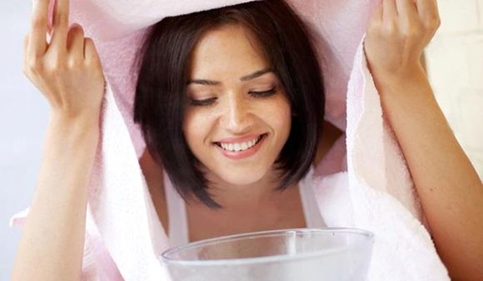 Tự xông mặt tại nhà là cách đơn giản, dễ dàng để loại bỏ mụn đầu đen đồng thời giúp bạn thư giãn.