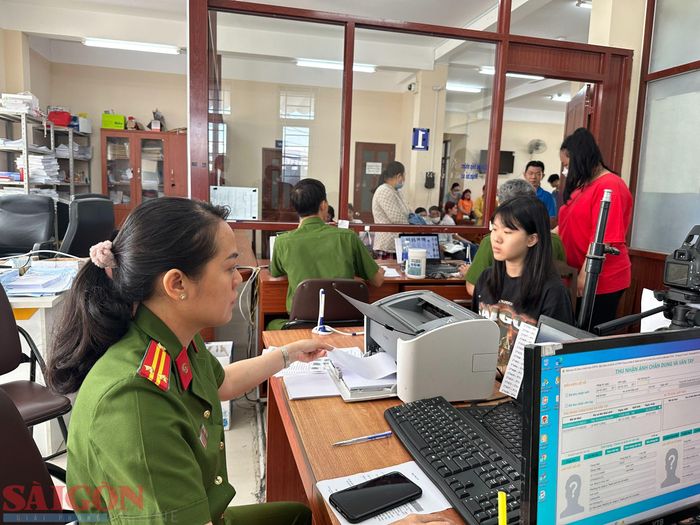 Các em học sinh được cán bộ công an hướng dẫn làm CCCD gắn chip