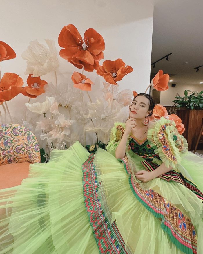 Hoàng Thùy Linh còn biết cách ghi điểm khi chăm chút thời trang. Cô được nhận xét có phong cách "tắc kè hoa" của showbiz Việt.