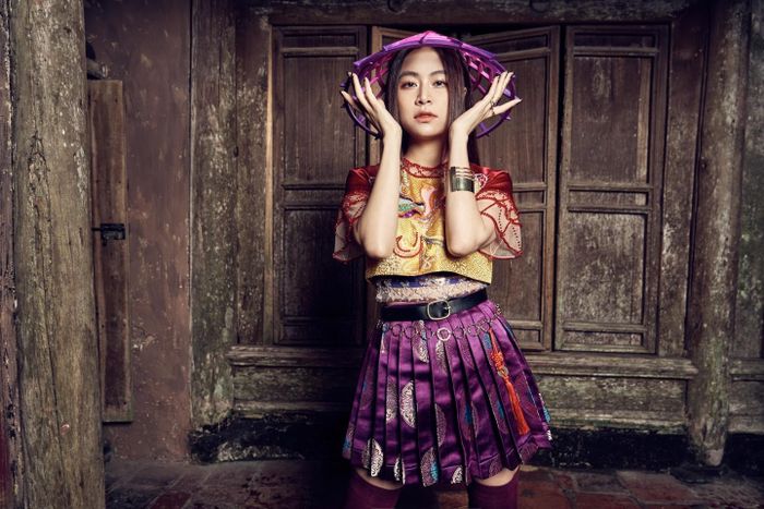 Cô thường xuyên lựa chọn trang phục biểu diễn sặc sỡ, thu hút. Đây cũng chính là một trong những yếu tố góp phần làm nên thành công cho các sản phẩm âm nhạc của Hoàng Thùy Linh.