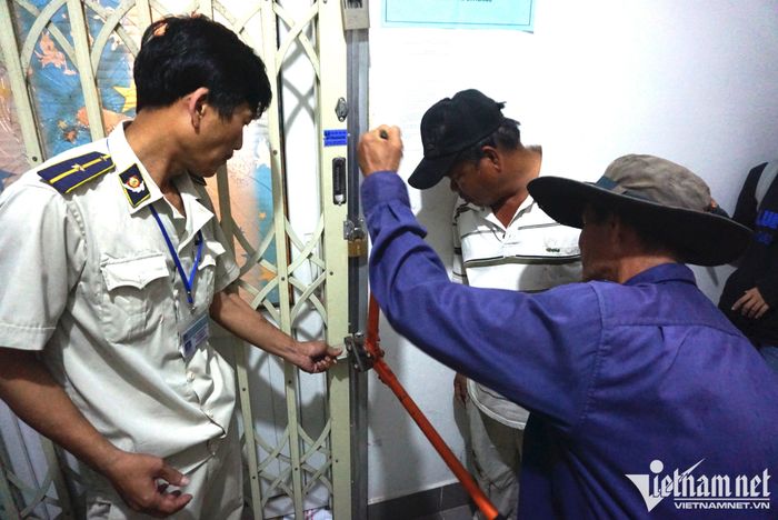 Nhiều căn hộ chung cư thuộc sở hữu Nhà nước ở TP Đà Nẵng không có người, khóa trái cửa lực lượng chức năng phải phá khóa để thực hiện công tác thu hồi (Ảnh: Hồ Giáp)