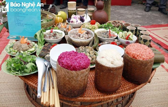 Vùng miền núi - vùng cao còn có nhiều món đặc sản, mang đậm hương vị núi rừng như cơm lam, xôi ngũ sắc, canh ột, moọc... Mâm cơm của đồng bào vùng cao được trang trí sắc màu hài hòa như một bức tranh. Ảnh: Sách Nguyễn