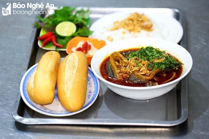 Vùng đồng bằng - trung du nổi tiếng với món lươn. Lươn được chế biến ra hàng chục món như cháo lươn, súp lươn, lươn xào sả ớt, lươn om chuối... Ngày nay, món lươn đã phổ biển ở khắp các vùng từ miền xuôi đến miền ngược, thành phố Vinh cũng có nhiều quán cháo lươn nổi tiếng. Đặc biệt, món súp lươn bánh mì, bánh mướt thành Vinh đã lọt vào top 100 món ăn đặc sản Việt Nam năm 2021 - 2022 do tổ chức Kỷ lục Việt Nam bầu chọn. Ảnh: Đình Tuyên 