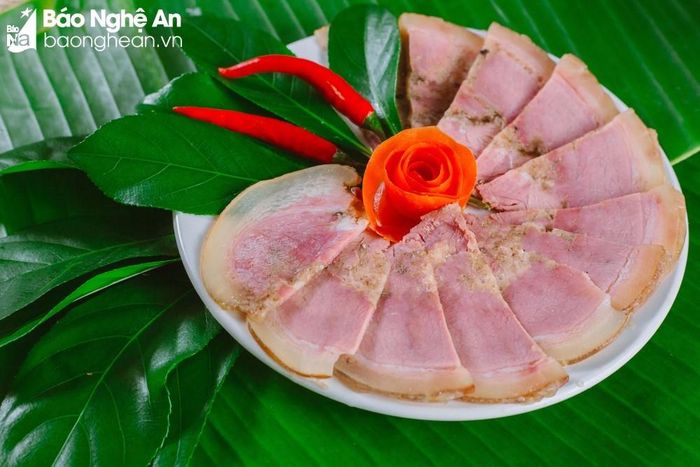 Tiếp đến là món giò bê, cũng là một món ăn nổi tiếng của Nghệ An. Món ăn này được làm từ giò bê nguyên tảng ướp các loại gia vị gồm nước mắm, hạt tiêu, trứng gà. Sau đó, cuộn tròn, gói lại bằng lá rồi hấp trong nồi gang, đun sôi khoảng nửa ngày. Với cách chế biến này, giò bê giữ được hương vị của thịt bê và hương thơm của các loại gia vị. Giò bê thường được bài trí trên mâm, cỗ ngày lễ, Tết và đám cưới, đám giỗ và có thể cất trữ được lâu ngày. Ảnh: Đức Anh
