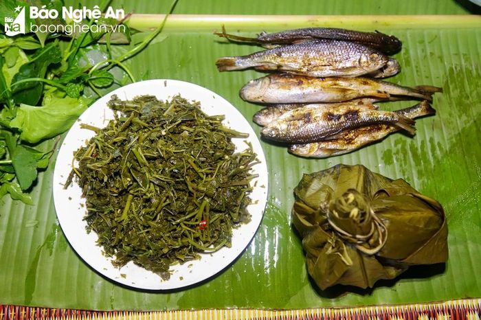 Cá mát cũng là một món ăn ngon nổi tiếng. Loài cá này sống trong khe suối có nhiều đá, chỉ ăn rong rêu nên sạch và thơm. Cá mát được chế biến bằng cách nướng, nấu canh măng hay luộc. Ảnh: Đình Tuyên