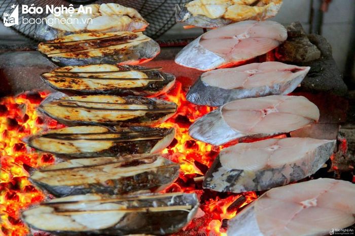 Vùng biển Nghệ An còn phổ biến món cá thu nướng than hoa. Cá thu được đánh bắt về từ biển khơi, được cắt thành từng miếng rồi gác lên nướng bếp than hồng. Ngọn lửa làm chín dần từng thớ cá, hương thơm lan tỏa khắp không gian. Vùng biển có nhiều sản vật khác như tôm nõn, ghẹ, cá trích... đều là những món ăn hấp dẫn. Trong ảnh: Chế biến món cá thu nướng. Ảnh: Quang An