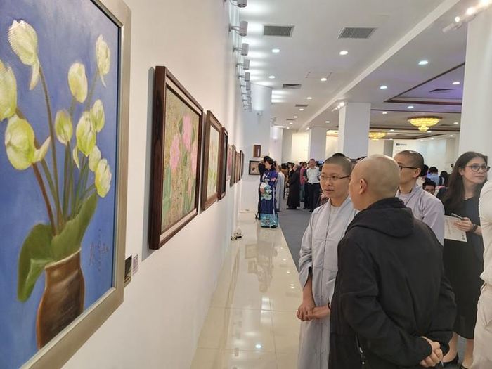 Khách mời thưởng lãm những bức tranh sen tại triển lãm.