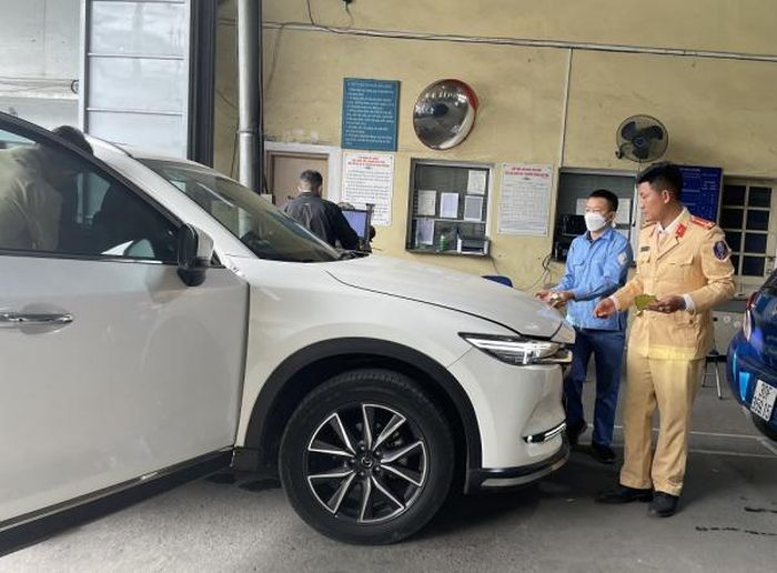 Cảnh sát giao thông tham gia hỗ trợ các đơn vị đăng kiểm.