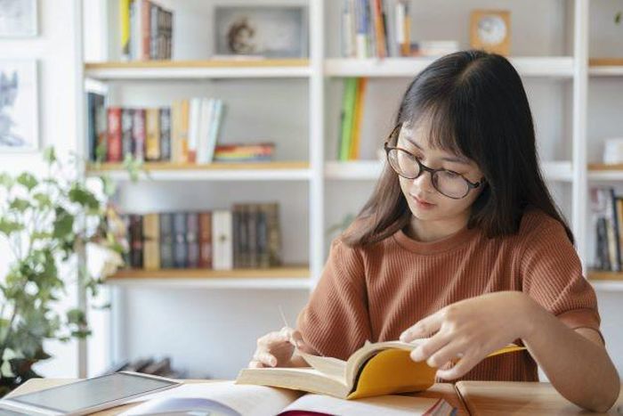 Đọc sách có tác dụng duy trì trí não hoạt động tốt.