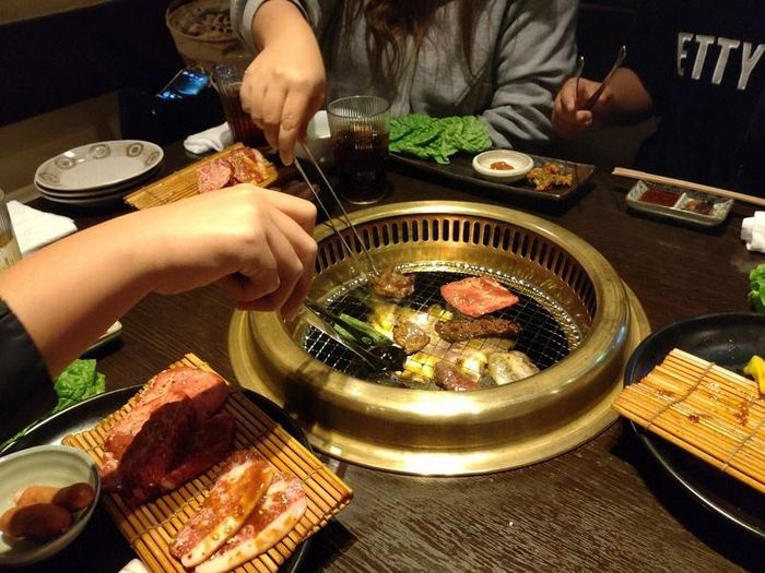  Gia đình đơn thân của bà mẹ 35 tuổi cùng 2 người con thưởng thức bữa ăn tại Yakiniku Awaza. Ảnh: Sanami Kato/Mainichi.