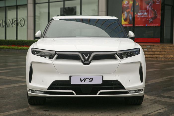  So với phiên bản tiền sản xuất từng được trưng bày trước đây, VF 9 bản thương mại không có sự thay đổi. Mẫu SUV cỡ lớn này có 2 tùy chọn ghế ngồi, tuy nhiên đợt bàn giao đầu chỉ có duy nhất bản 6 ghế. 