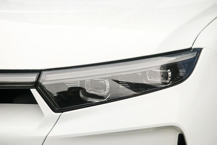  Xe được trang bị đèn chiếu sáng chính dạng LED với gương cầu hỗ trợ. Thiết kế cụm đèn chính mỏng theo xu hướng của nhiều mẫu xe ngày nay. Phần đầu xe được trang bị các khe hút gió ở cản trước và nắp capo. 